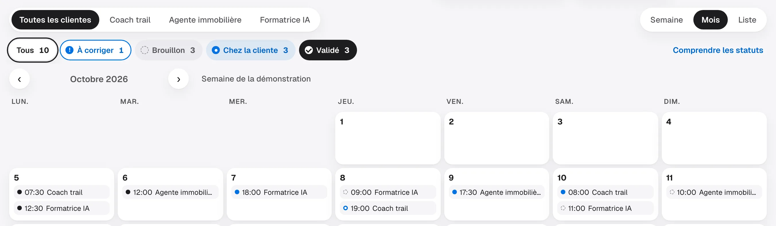 Vue Mois du Calendrier : octobre 2026, chaque jour porte l'heure de ses posts et le nom de la cliente