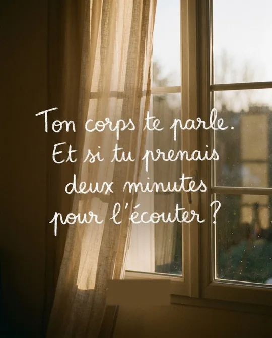 Sa version&nbsp;: une écriture à la main, «&nbsp;Ton corps te parle. Et si tu prenais deux minutes pour l'écouter&nbsp;?&nbsp;», sur une fenêtre au soleil