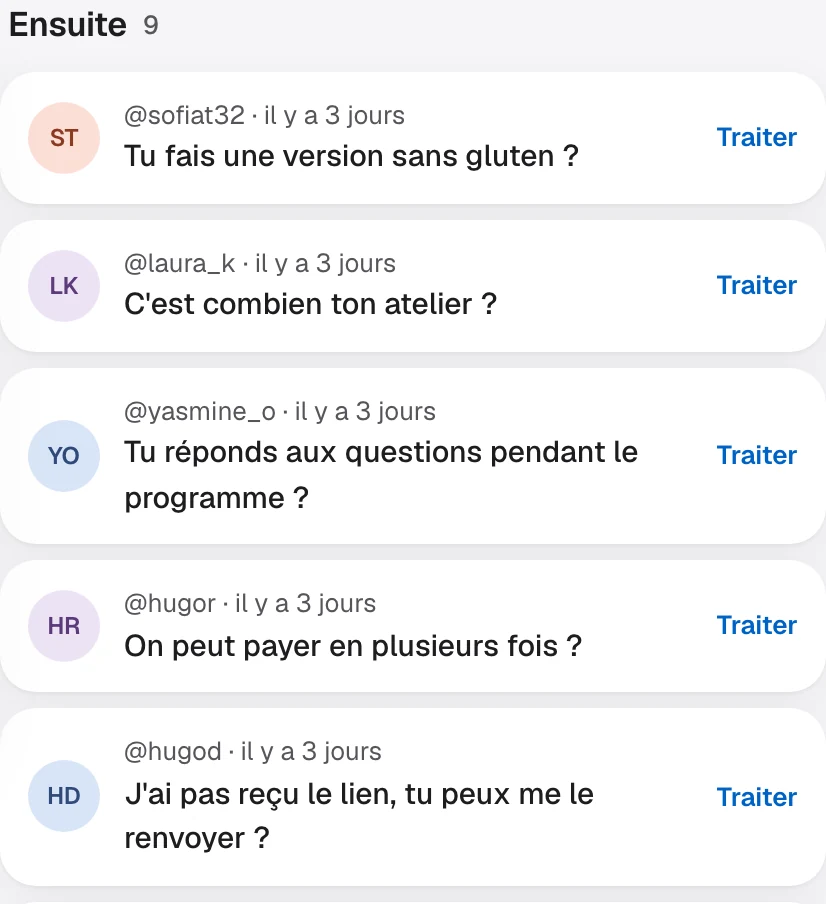 La suite de la pile dans Qui attend, données d'exemple : cinq questions avec leur pseudo, leur date et le bouton Traiter