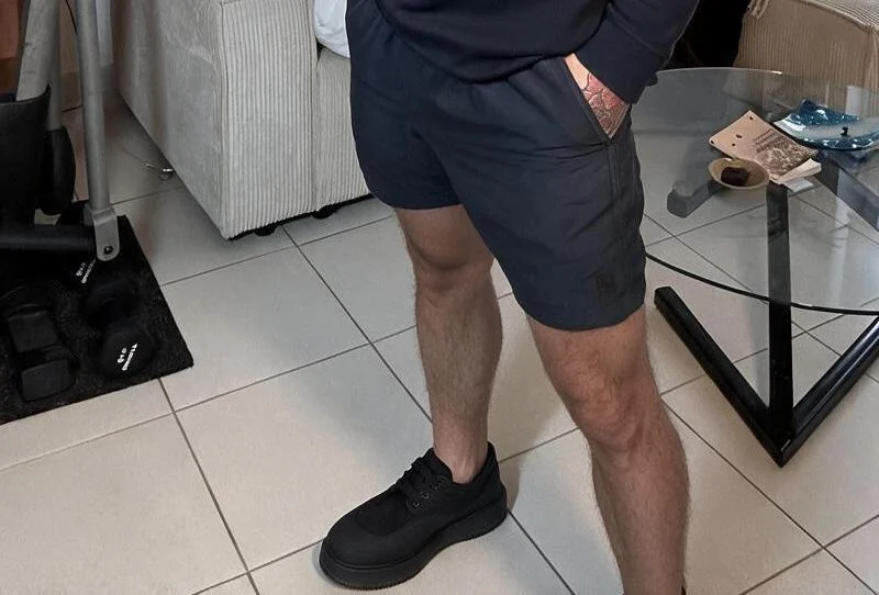 La même chaussure portée, sur une retouche de ma photo dans mon salon, avec un short bleu marine