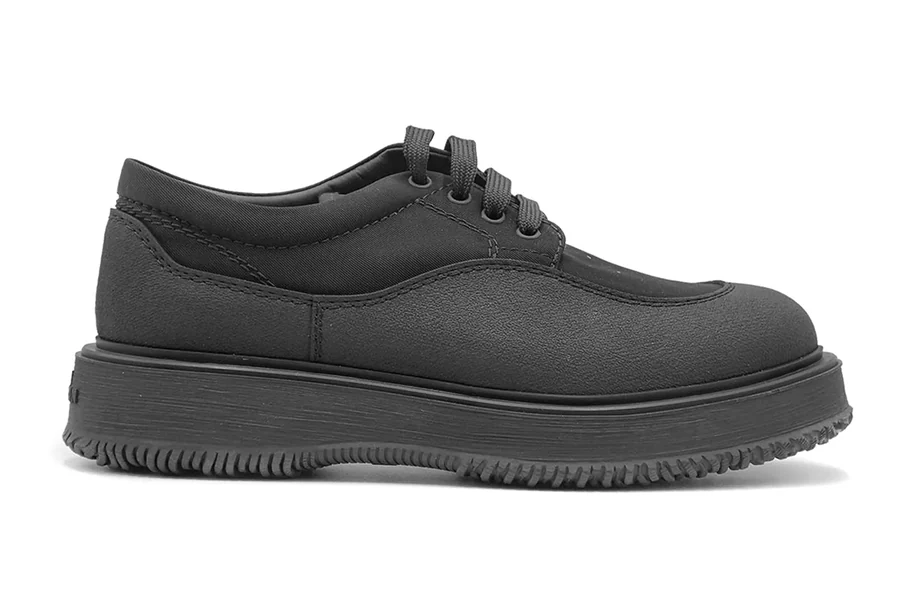 La photo produit de la chaussure Hogan Untraditional noire, posée de profil sur fond blanc