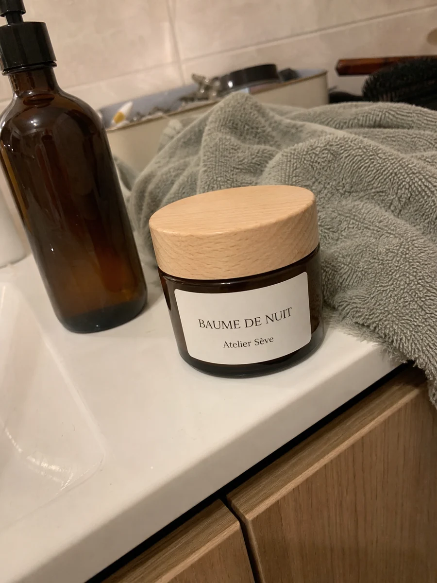La photo de départ du baume de nuit, sur le rebord d'une salle de bain