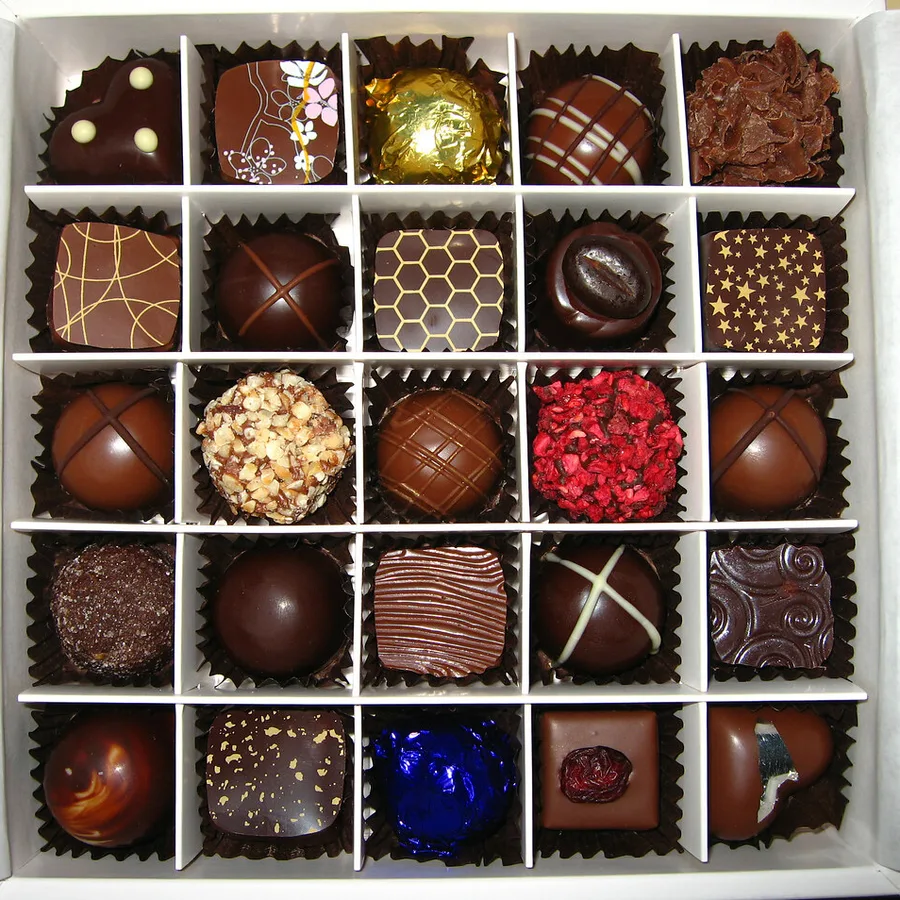 La photo de départ : une boîte de 25 bonbons de chocolat vue de dessus