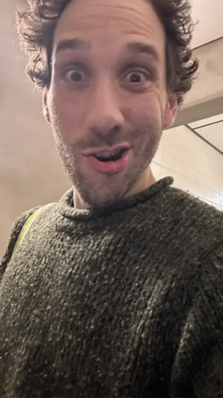 Ma photo de départ&nbsp;: selfie, l'air surpris, pull vert