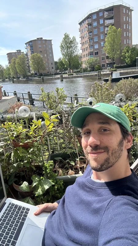 Une photo de moi au visage net, selfie sur un balcon