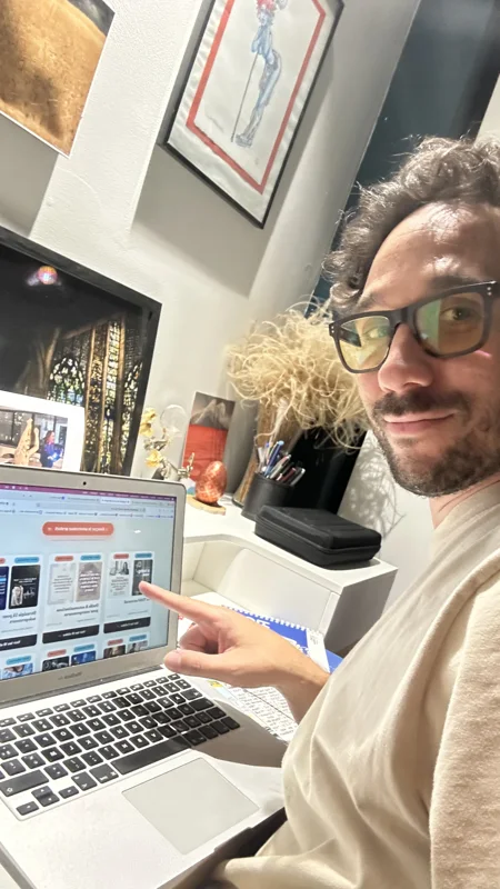 Une photo de moi à mon bureau