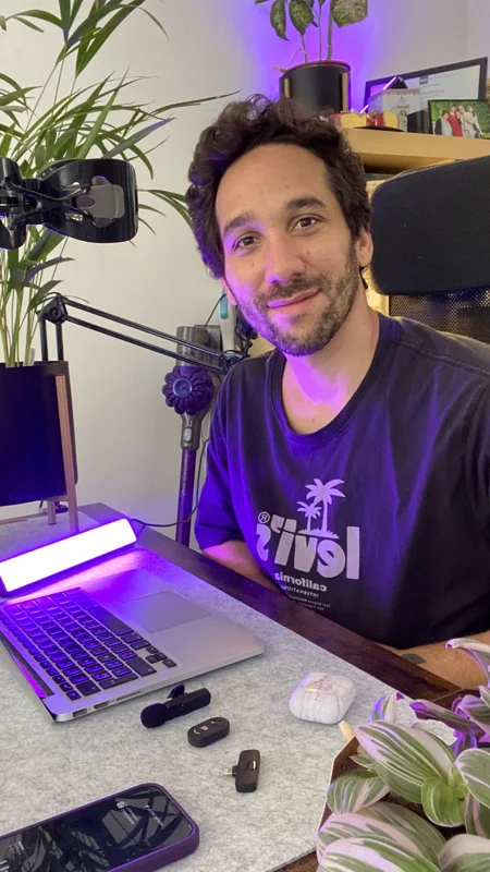 Une photo de moi à mon bureau, t-shirt imprimé
