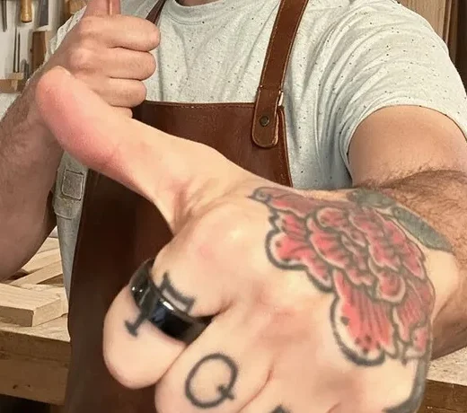 La main de l'ébéniste retouchée&nbsp;: tatouages et bague gardés