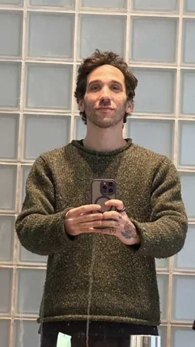 Ma photo de départ : un selfie au miroir, pull vert