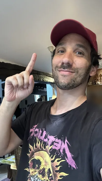 Ma photo de départ : un selfie chez moi, casquette rouge, le doigt levé