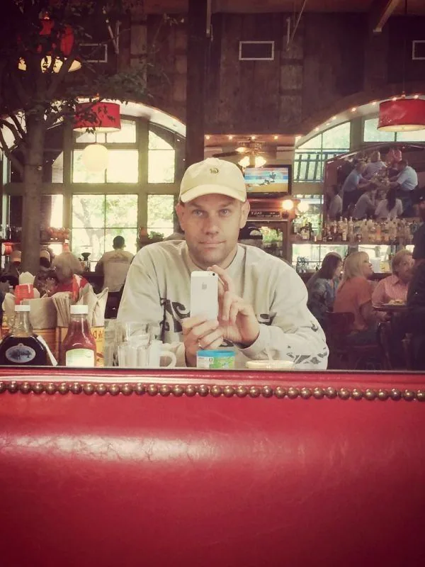 L'image choisie : une banquette de café, lumière chaude